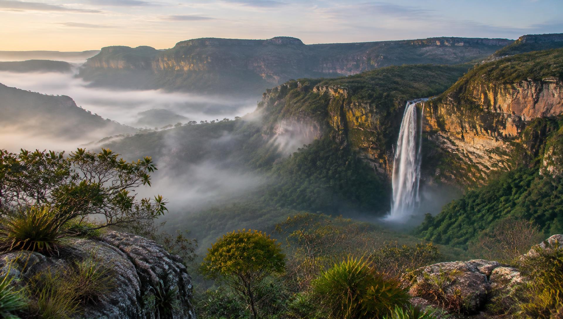 Paisagem de chapada com cachoeira e vegetação nativa